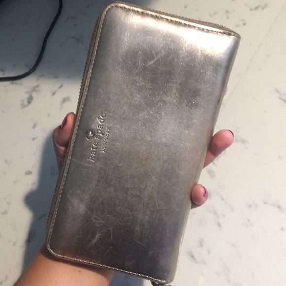 Used Kate Spade metallic silver/gold wallet - Picture 4 of 8